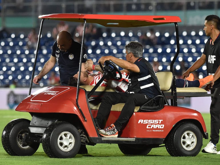 Héctor Villalba, jugador de la selección paraguaya, es retirado en el carrito de la asistencia médica en el partido contra Bolivia por las Eliminatorias Sudamericanas al Mundial 2026.