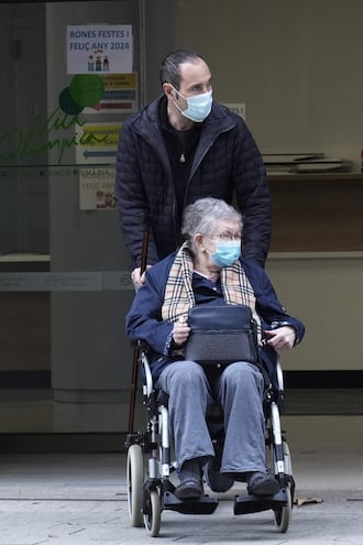 GRAFCAT8026. BARCELONA (ESPAÑA), 05/01/2024.- Una mujer sale de un centro de atención primaria este vienes en que el Departamento de Salud ha pedido a los ciudadanos que se use la mascarilla en los centros sanitarios "desde ya", si bien no será obligatoria legalmente hasta el próximo lunes, cuando se publicará una resolución en el Diari Oficial de la Generalitat de Catalunya (DOGC).EFE/Alejandro García
