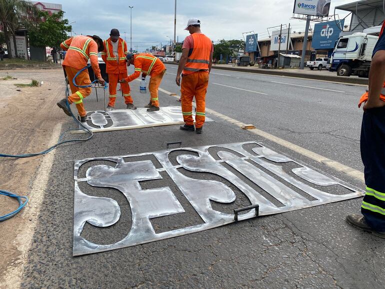 Trabajadores ultiman la señalización del carril exclusivo para buses que será habilitado en el Acceso Norte, ex Transchaco.