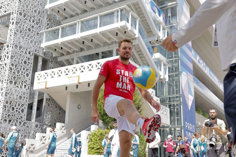 El tenista suizo Stan Wawrinka da toques a un balón con el pie antes de entrenar con Rafa Nadal, este jueves en París. EFE/ Emilio Lavandeira
