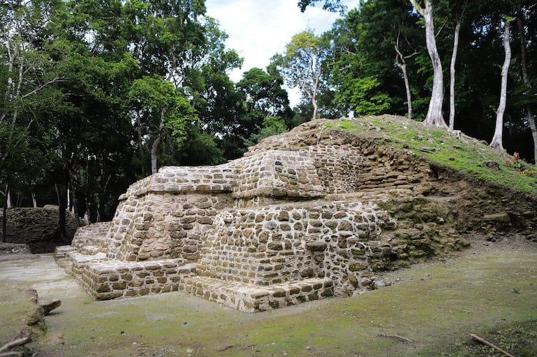  Fotografía de una pirámide en la zona arqueológica de Ichkabal este lunes en el municipio de Bacalar en Quintana Roo (México). El Gobierno de México abrió este año al público la zona arqueológica de Ichkabal, una ciudad más antigua que Chichén Itzá y descubierta hace tres décadas por un grupo de arqueólogos mexicanos escondida entre la selva maya, en el Caribe mexicano. 