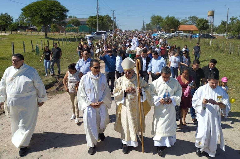 La procesión de la sagrada imagen de la protectora espiritual de la comunidad de Guaicá, Santa Verónica se realizó esta mañana con la presencia del cardenal, Adalberto Martinez