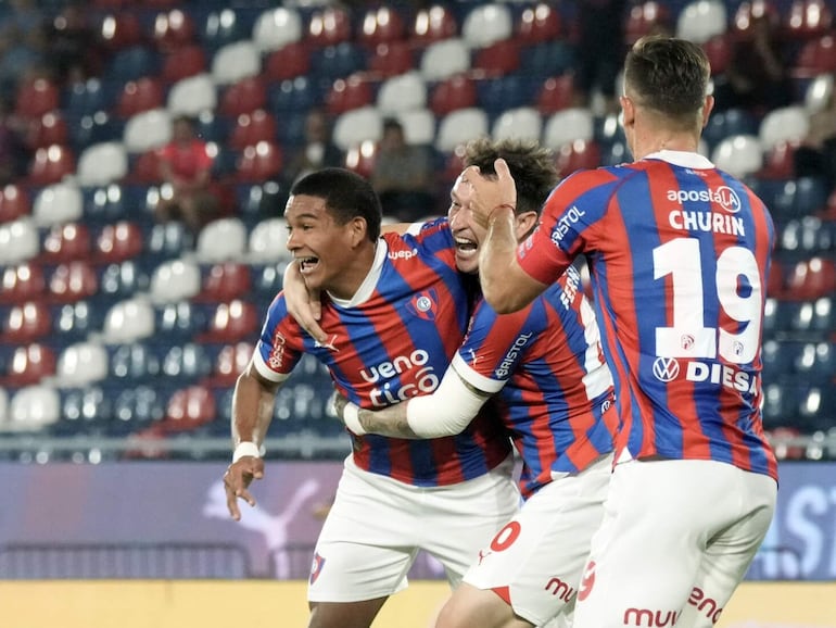 Diego León (i), jugador de Cerro Porteño, festeja un gol en el partido frente a Sportivo Ameliano por la regularización de la primera fecha del torneo Clausura 2024 del fútbol paraguayo en el estadio La Nueva Olla, en Asunción.