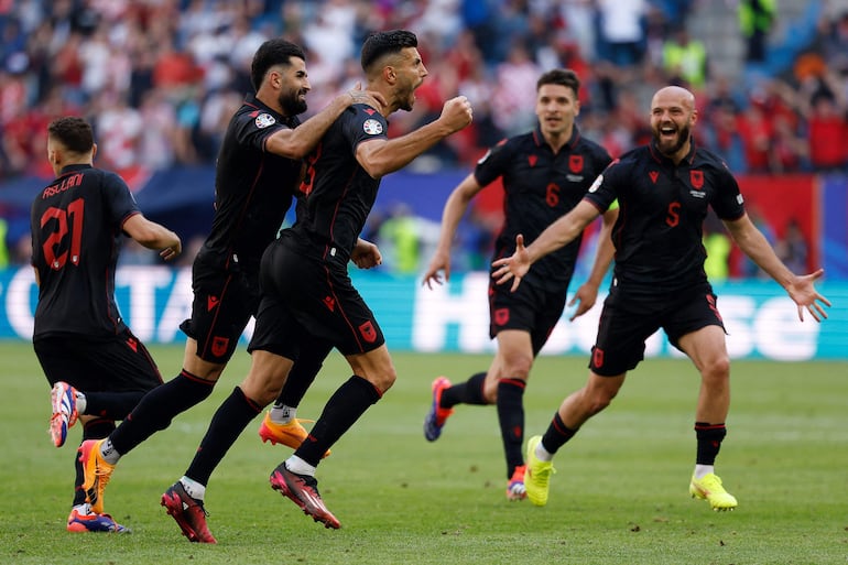 Los jugadores de Albania celebran un gol en el partido frente a Croacia por la segunda fecha del Grupo B de la Eurocopa.