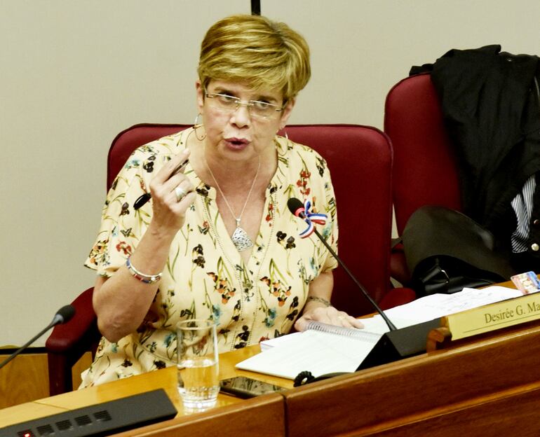 La senadora Desirée Masi, del Partido Democrático Progresista, ayer durante la sesión de la Comisión Permanente del Congreso.