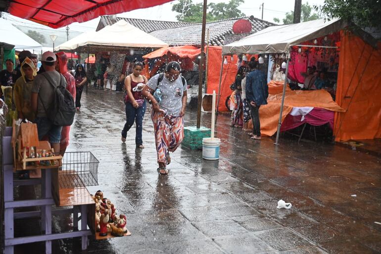 Lluvias continuarán hasta las últimas horas de la tarde y mañana volverá el calor intenso.