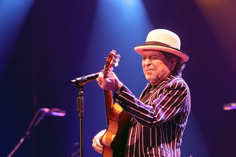 El cantante Joaquín Sabina durante un concierto en el Wizink Center de Madrid, dentro de su gira "Contra todo pronóstico".