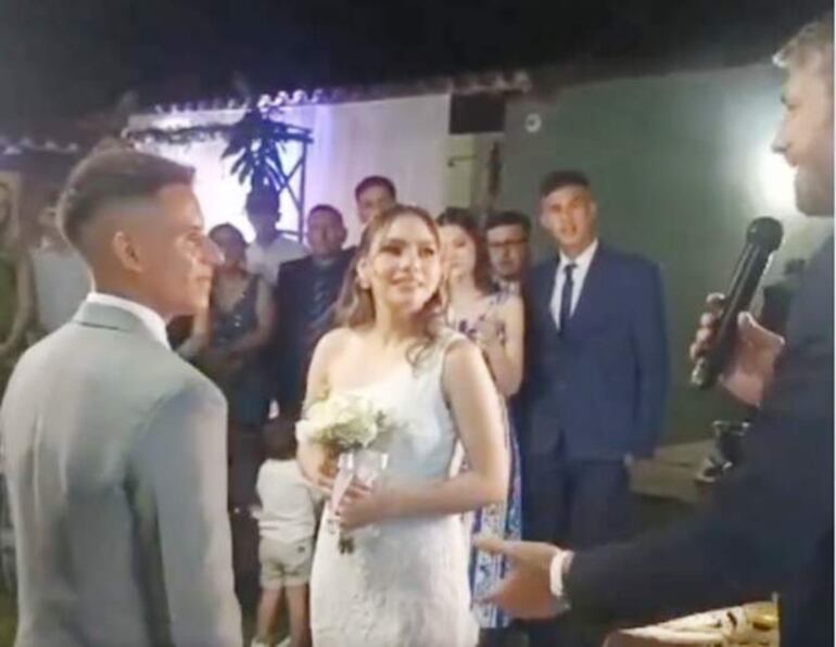 Jonathan Schunke se dirige a Jesús Alvarenga y Nicol Rojas durante la boda religiosa.