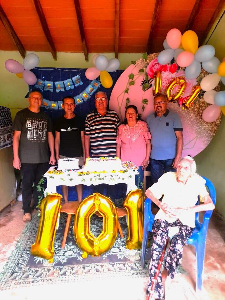  Doña Estefana Cabrera viuda de Corvalán junto con sus hijos Anastacio, Manuel, Cecilio, María Antonia y Esteban.