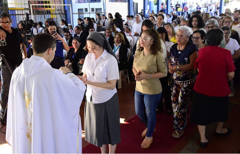 Monseñor Vincenzo Turturro, nuncio apostólico, durante la eucaristía.