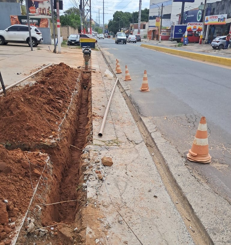 ESSAP inició trabajos de cambio de cañerías con la colocación de la nueva red domiciliaria bajo las veredas de la avenida Cacique Lambaré.