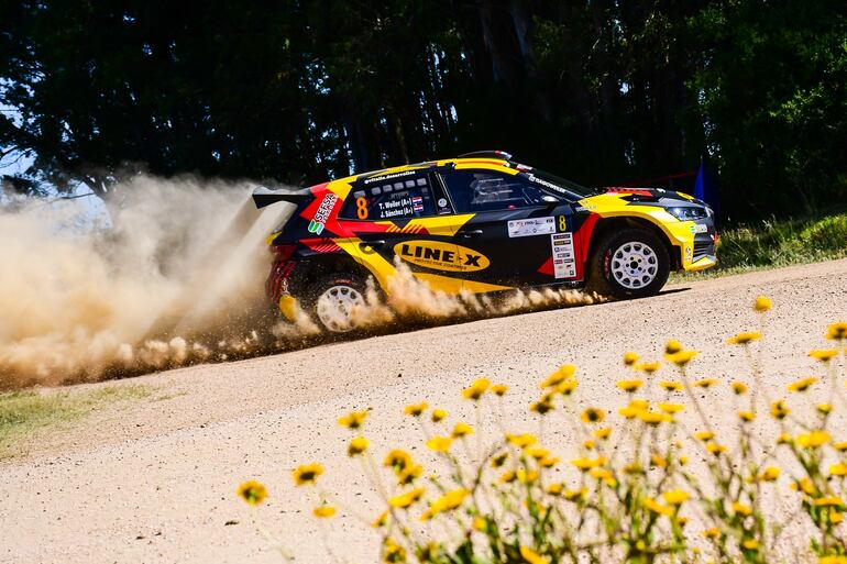 Una de las tantas postales de la carrera, con Tiago Weiler y Juanjo Sánchez (Škoda Fabia RS) como protagonistas.