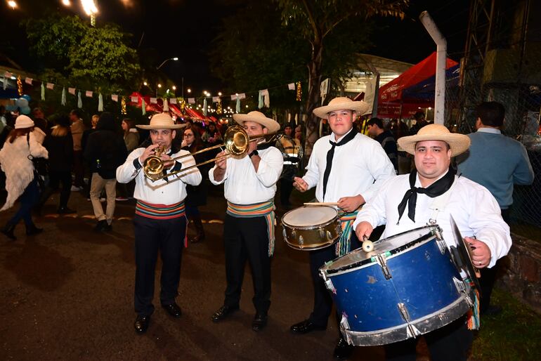 La bandita poniéndole ritmo a la fiesta.