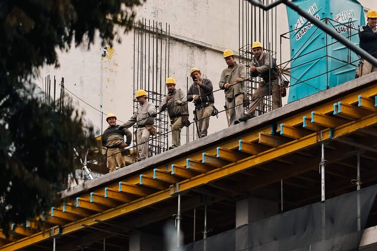 BUENOS AIRES (ARGENTINA), 08/05/2024.- Obreros descansan en una obra de construcción el 7 de mayo de 2024 en Buenos Aires (Argentina). La actividad de la construcción en Argentina registró en marzo pasado un derrumbe del 14,2 % respecto a febrero último, informaron este miércoles fuentes oficiales. EFE/Juan Ignacio Roncoroni