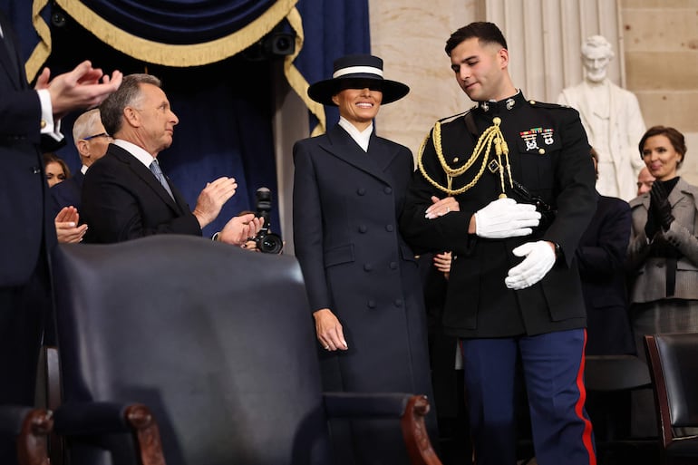 ¡Muy elegante! Melania Trump llegando al acto de investidura presidencial de Donald Trump. (Chip Somodevilla / POOL / AFP)