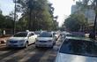Los taxistas cerraron de forma intermitente un carril de la avenida Pioneros del Este, en la zona céntrica de Ciudad del Este.