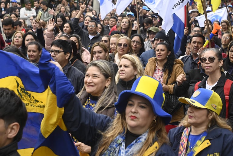 Masiva protesta de docentes en Asunción el 5 de julio en rechazo del proyecto de ley de la carrera civil.