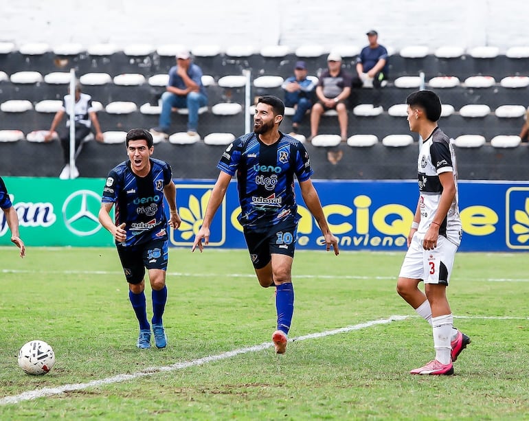 El goleador Hugo Santa Cruz celebra el tanto de la victoria "oceánica" en la compañía Valle Pucú. (Foto: APF)