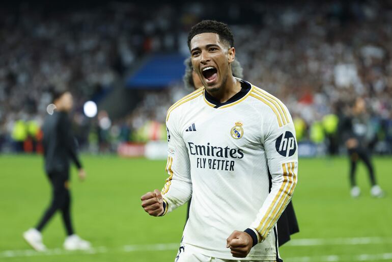 El inglés Jude Bellingham, jugador del Real Madrid, celebra la victoria al finalizar un partido contra el Bayern Múnich por las semifinales de la Liga de Campeones 2023-2024 en el estadio Santiago Bernabéu, en Madrid.
