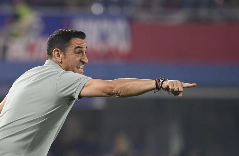 El español Manolo Jiménez, entrenador de Cerro Porteño, en el partido frente a Sportivo Trinidense por la décima fecha del torneo Clausura 2024 del fútbol paraguayo en el estadio La Nueva Olla, en Asunción, Paraguay.