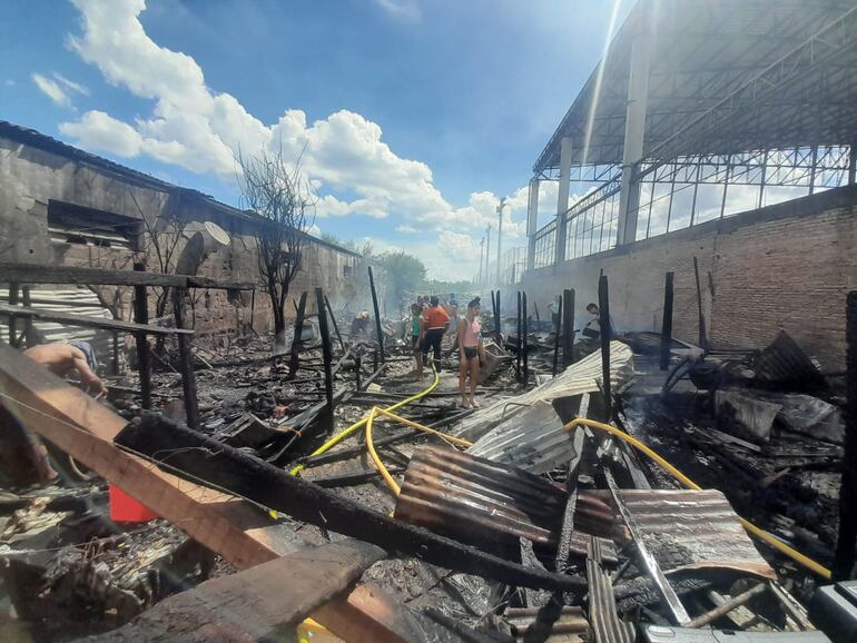 Incendio al costado del Club Deportivo de Puerto Sajonia.