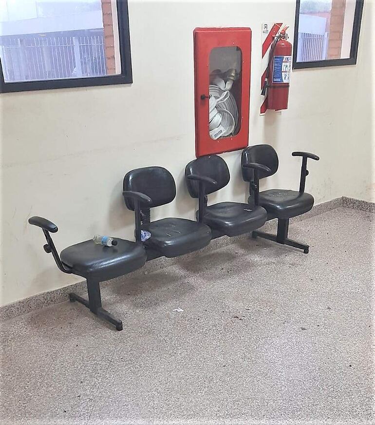 Los sillones en sala de espera como en la sala de juicios orales van cayendo a pedazos.