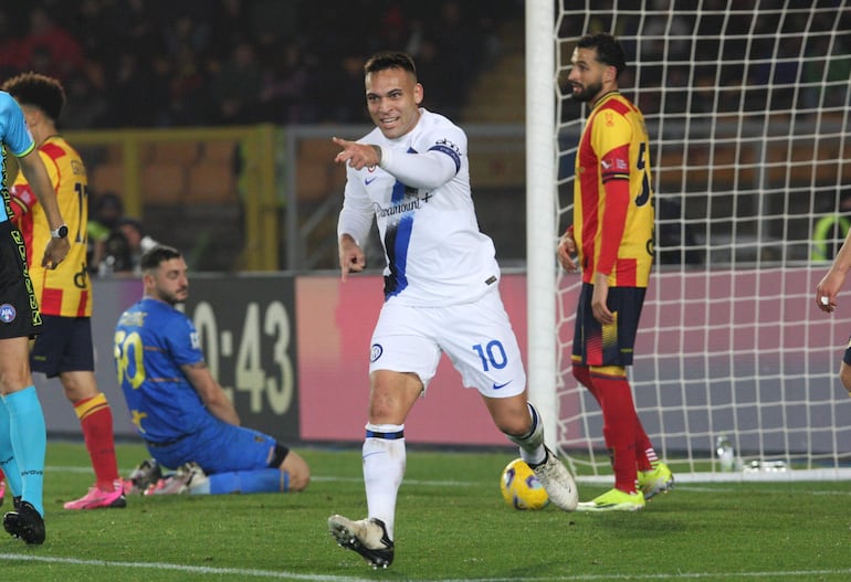 Lecce (Italy), 25/02/2024.- FC Inter Lautaro Martinez celebrates after scoring the 0-3 goal during the Italian Serie A soccer match between US Lecce and FC Inter, in Lecce, Italy, 25 February 2024. (Italia) EFE/EPA/ABBONDANZA SCURO LEZZI
