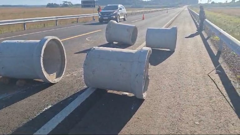 Con tubos de hormigón, bloquean la nueva circunvalación de la Ruta PY18.