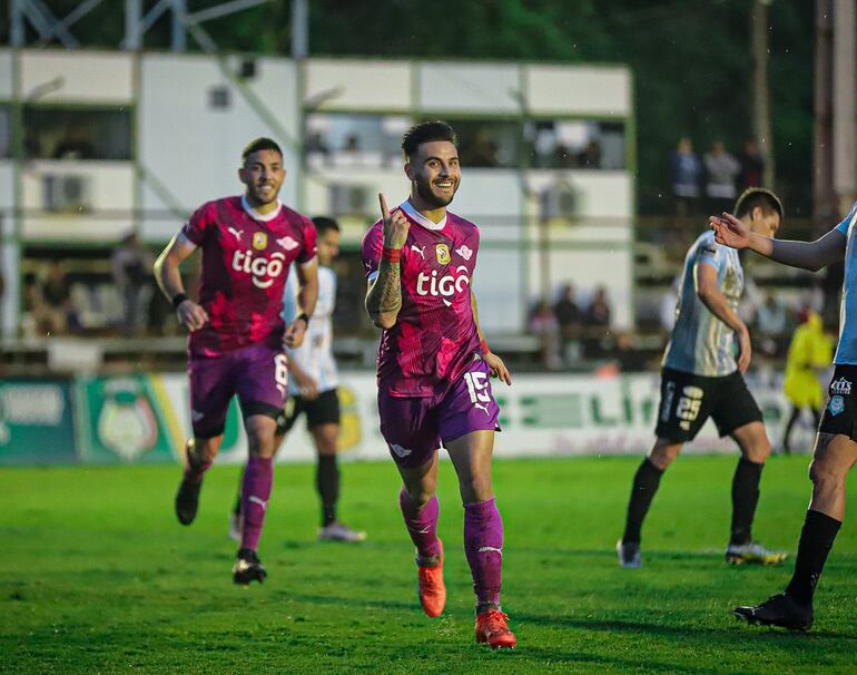 Héctor Villalba, jugador de Libertad, celebra su gol ante Guaireña.