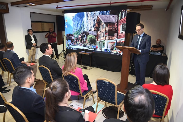 El embajador de Suiza ante Uruguay y Paraguay, Daniel Derzic, ayer durante el evento de promoción de formación dual, organizado por la Cámara de Comercio Paraguayo- Suiza.