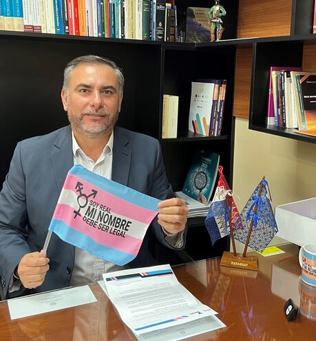 El senador Ever Villalba con una bandera de orgullo trans.