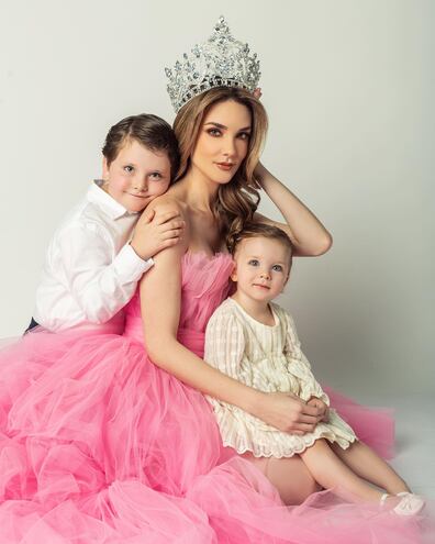 Michelle Cohn, Miss Universo Guatemala, con sus hijos Luca y Bella.