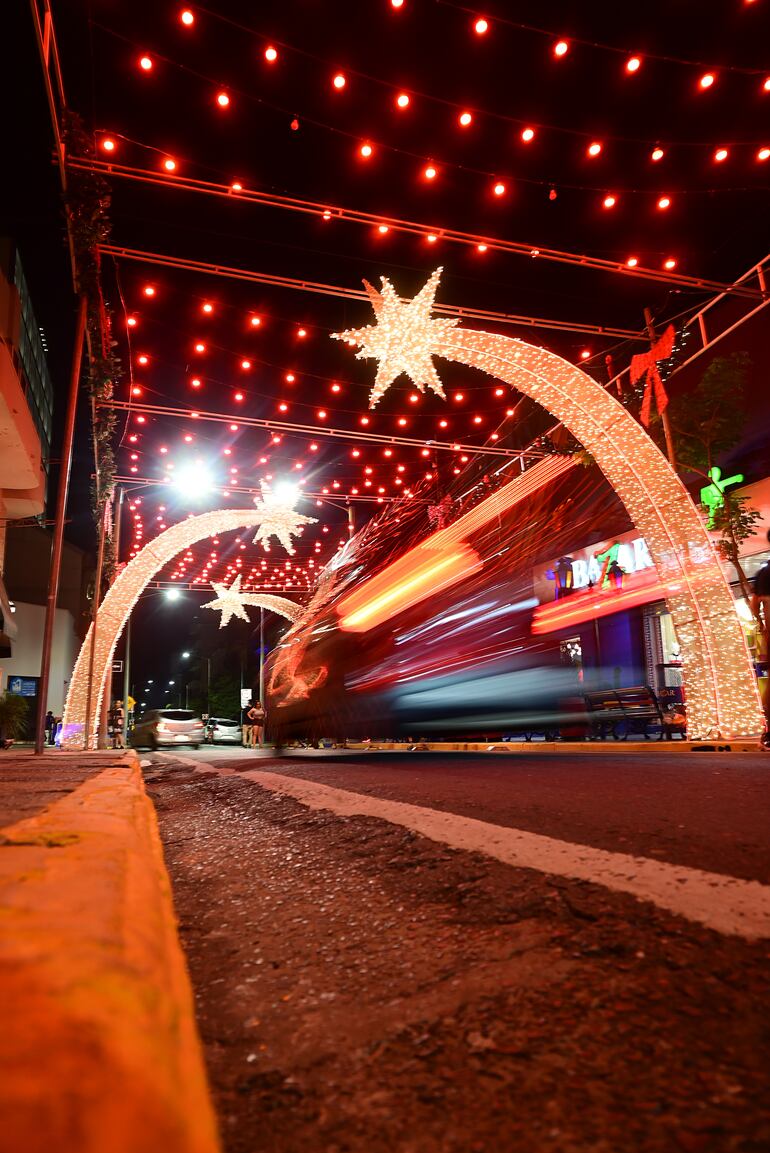 Deco: luces adornan la ciudad.