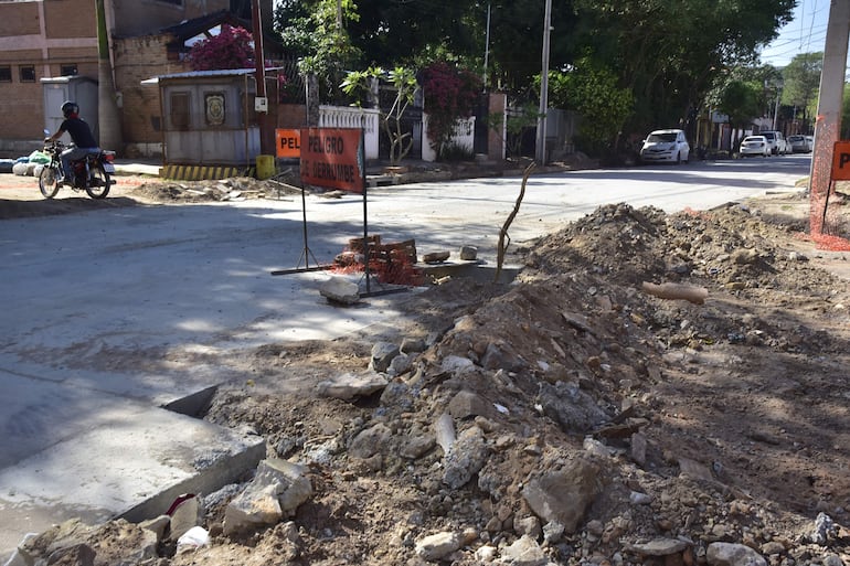 Los vecinos deben aguantar los destrozos, desvíos, polvo y sinfín de molestias de las interminables obras en la zona de Molas López.