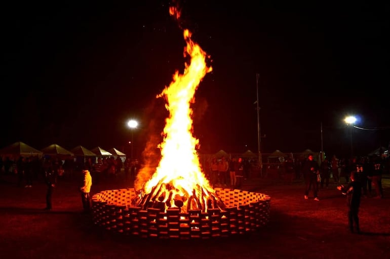 Fogata tradicional encendida en la "Fiesta de las Tradiciones" (Foto archivo)