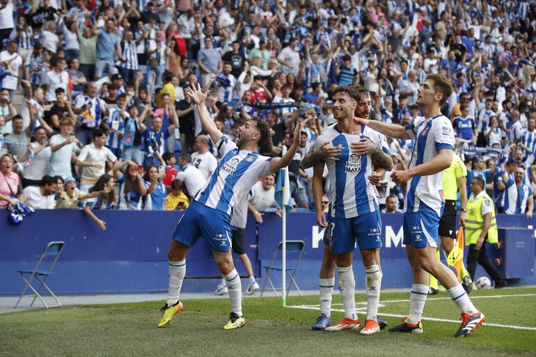 CORNELLÀ  DE LLOBREGAT (BARCELONA), 23/06/2024.- El delantero del Espanyol Javi Puado (c) celebra con sus compañeros tras marcar el 1-0 ante el Oviedo durante el partido de vuelta de la final por el ascenso a LaLiga EA Sports, este domingo en el Stage Front Stadium de Cornellà de Llobregat (Barcelona). EFE/ Toni Albir
