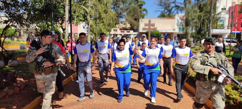 Nancy Berndt de Pereira, en representación del despacho de la Primera Dama de la Nación, acompaña a la atleta especial Patricia Carolina Bogado, en la llegada a la Plaza de Armas.