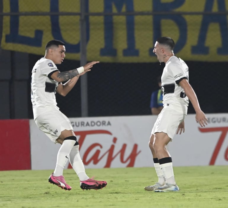 Hugo Fernández y Facundo Zabala celebran el gol del primero