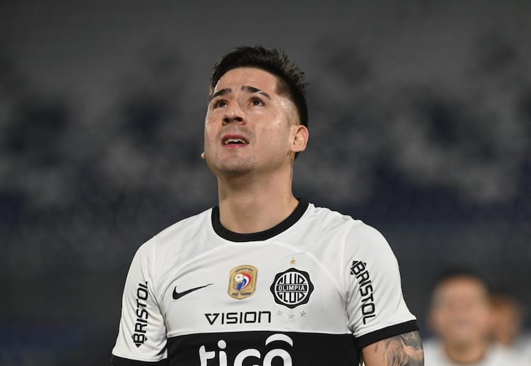 Guillermo Paiva, futbolista de Olimpia, en el partido contra Sportivo Ameliano por la jornada 20 del torneo Apertura 2023 del fútbol paraguayo en el estadio Defensores del Chaco, en Asunción.