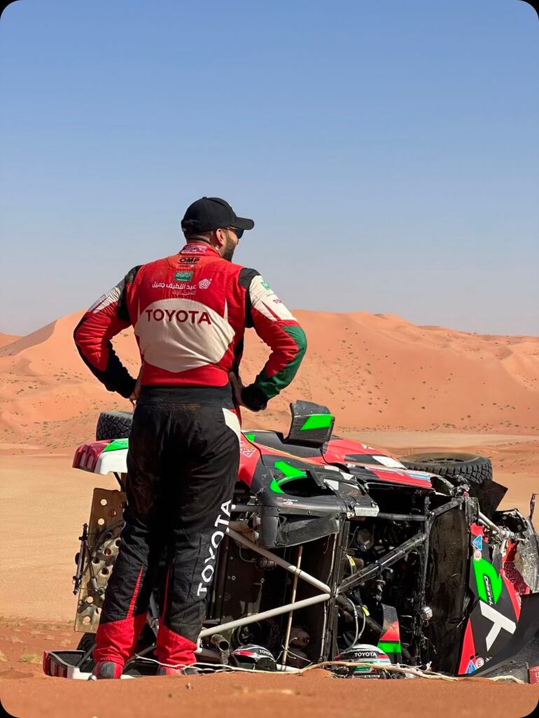 Así quedó la Toyota Hilux de Yazeed Al-Rajhi tras el vuelto, ante la atenta mirada del piloto saudí que abandonó la competencia.