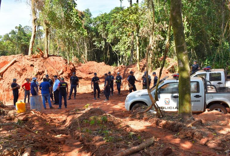 Momento del allanamiento en la cantera irregular donde los técnicos del Viceministerio de minas y del Mades habían sido amenazados por dos hombres fuertemente armados impidiendo la verificación del lugar.