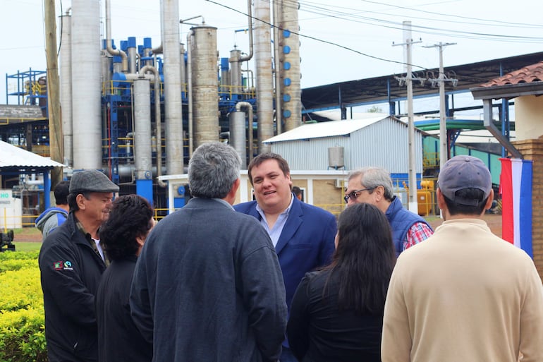 Las autoridades visitaron varios ingenios alocholeros en la zona del Guairá.