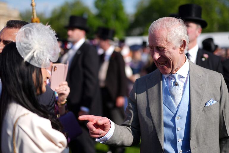 El soberano británico Carlos III se mostró de muy buen ánimo durante el Royal Garden Party at Buckingham. (Jordan Pettitt / POOL / AFP)