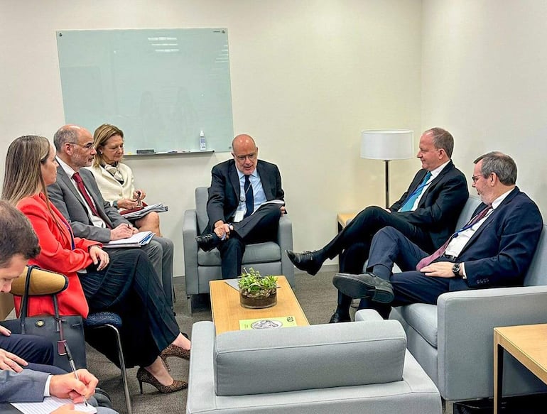 Las autoridades del FMI, encabezadas por Rodrigo Valdés, se reunieron ayer con el ministro de Economía, Carlos Fernández Valdovinos, y el presidente del BCP, Carlos Carvallo.