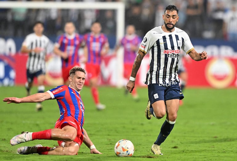 El paraguayo Jorge Morel (i), futbolista de Cerro Porteño, pelea por el balón en un partido frente a Alianza Lima por la cuarta fecha de la fase de grupos de la Copa Libertadores 2024 en el estadio Alejandro Villanueva, en Lima, Perú.