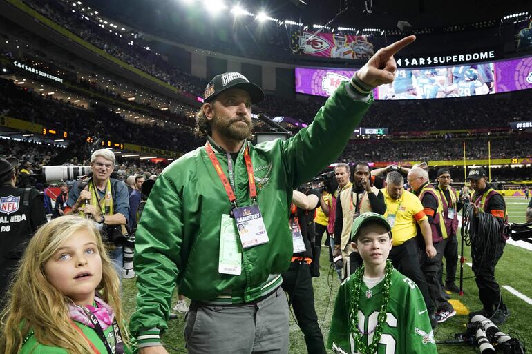 El famoso actor Bradley Cooper llegó con su hija Lea al Super Bowl LIX. (TIMOTHY A. CLARY / AFP)