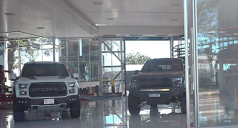 La Ford Raptor blanca de Sebastián Marset, exhibida en la sede de Total Cars-Asunción.