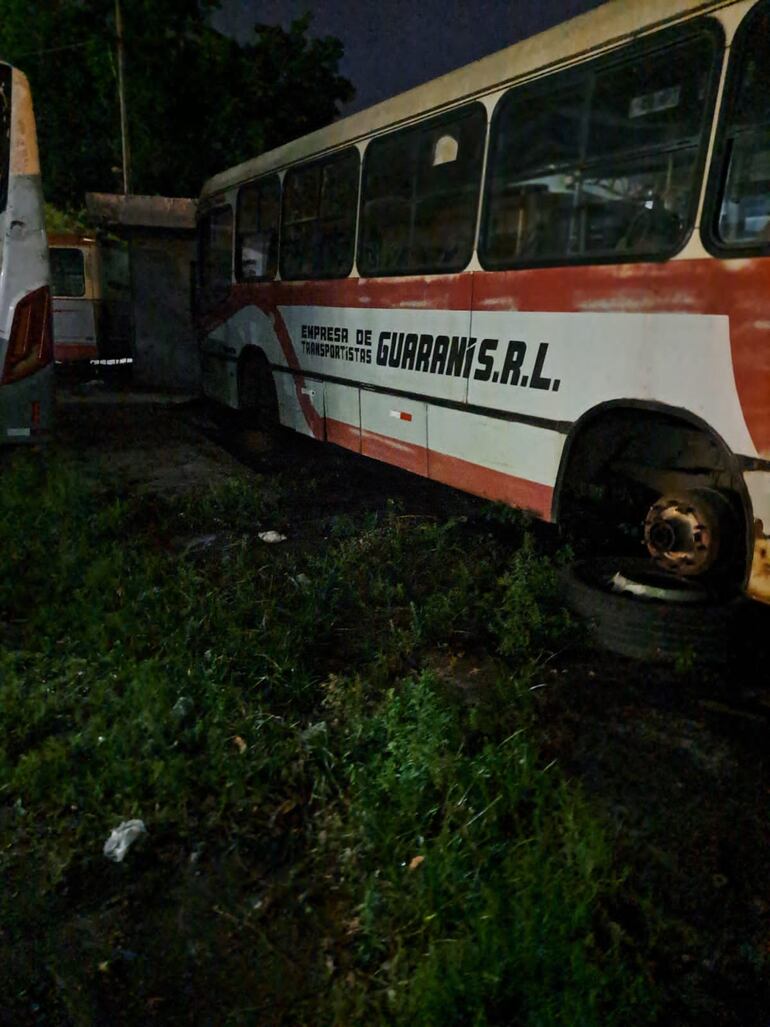 Parada de buses chatarra en Sajonia.