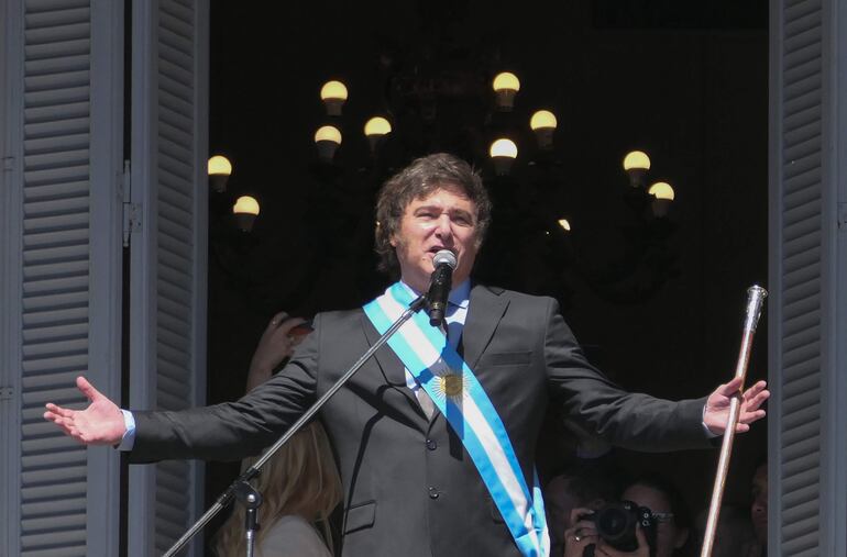 El presidente de Argentina, Javier Milei, sale al balcón de la Casa Rosada para saludar a simpatizantes, el 10 de diciembre de 2023, en Buenos Aires (Argentina).