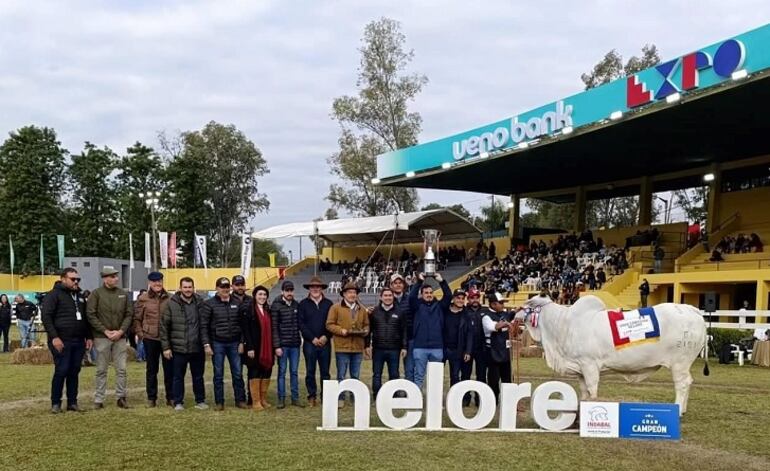 La cabaña perteneciente al diputado cartista Eulalio “Lalo” Gomes (ANR) había recibido un premio en la reciente edición de la Expo MRA. (foto archivo).